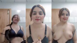 Beautiful Pakistani Girl Showing Her Boobs